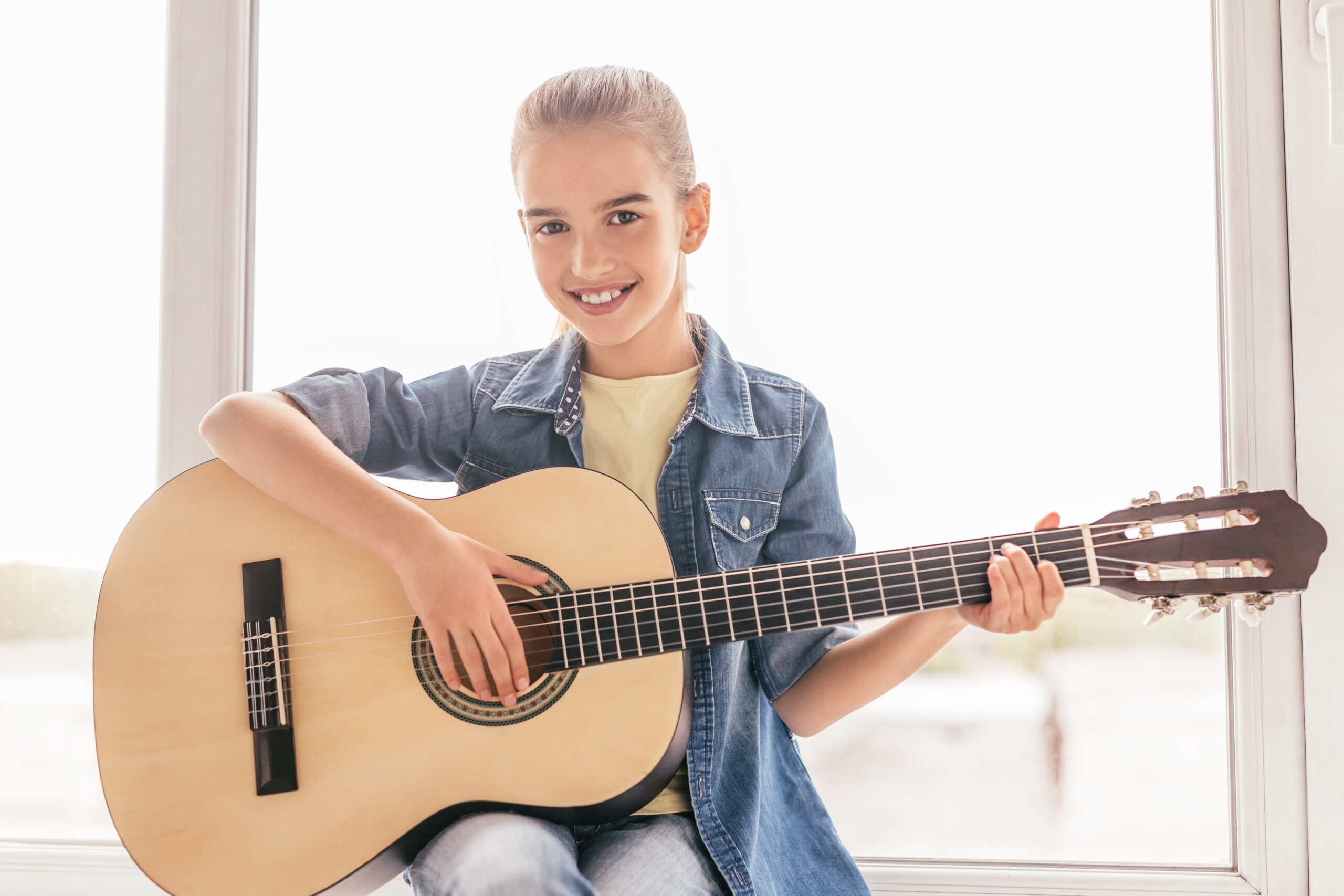 детские под гитару. подросток с гитарой. девочка с гитарой. детские под гитару. электрогитара для детей.